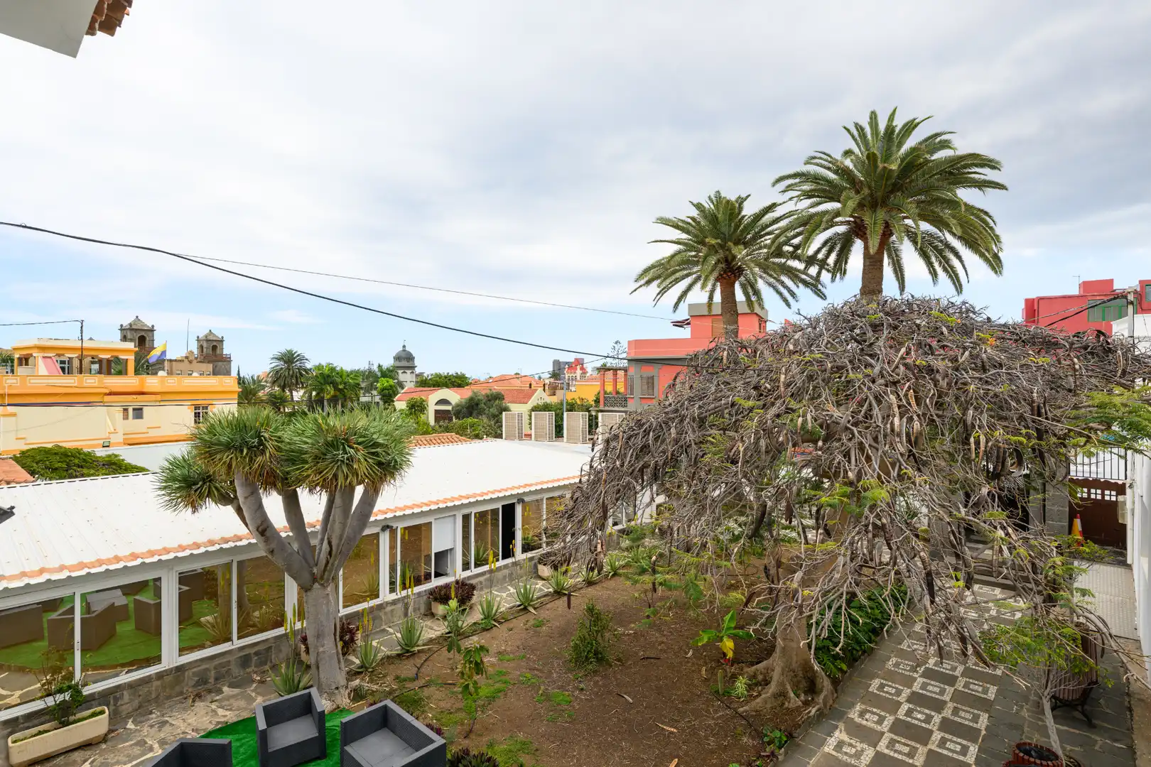 Vista exterior de Casa o xalet en venda en Las Palmas de Gran Canaria amb Aire condicionat, Jardí privat i Terrassa