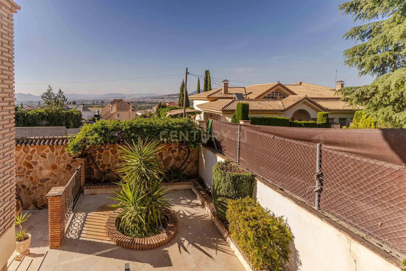 Vista exterior de Casa o xalet en venda en La Zubia amb Jardí privat, Traster i Piscina