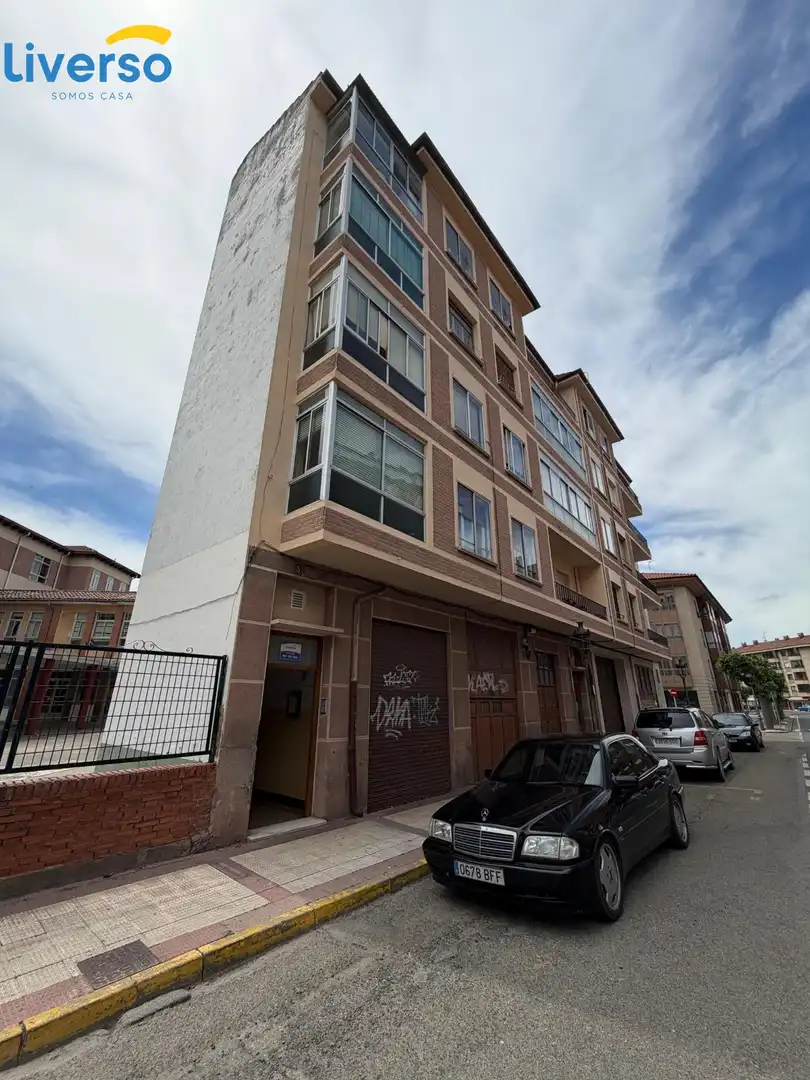 Vista exterior de Pis en venda en Briviesca amb Calefacció i Moblat