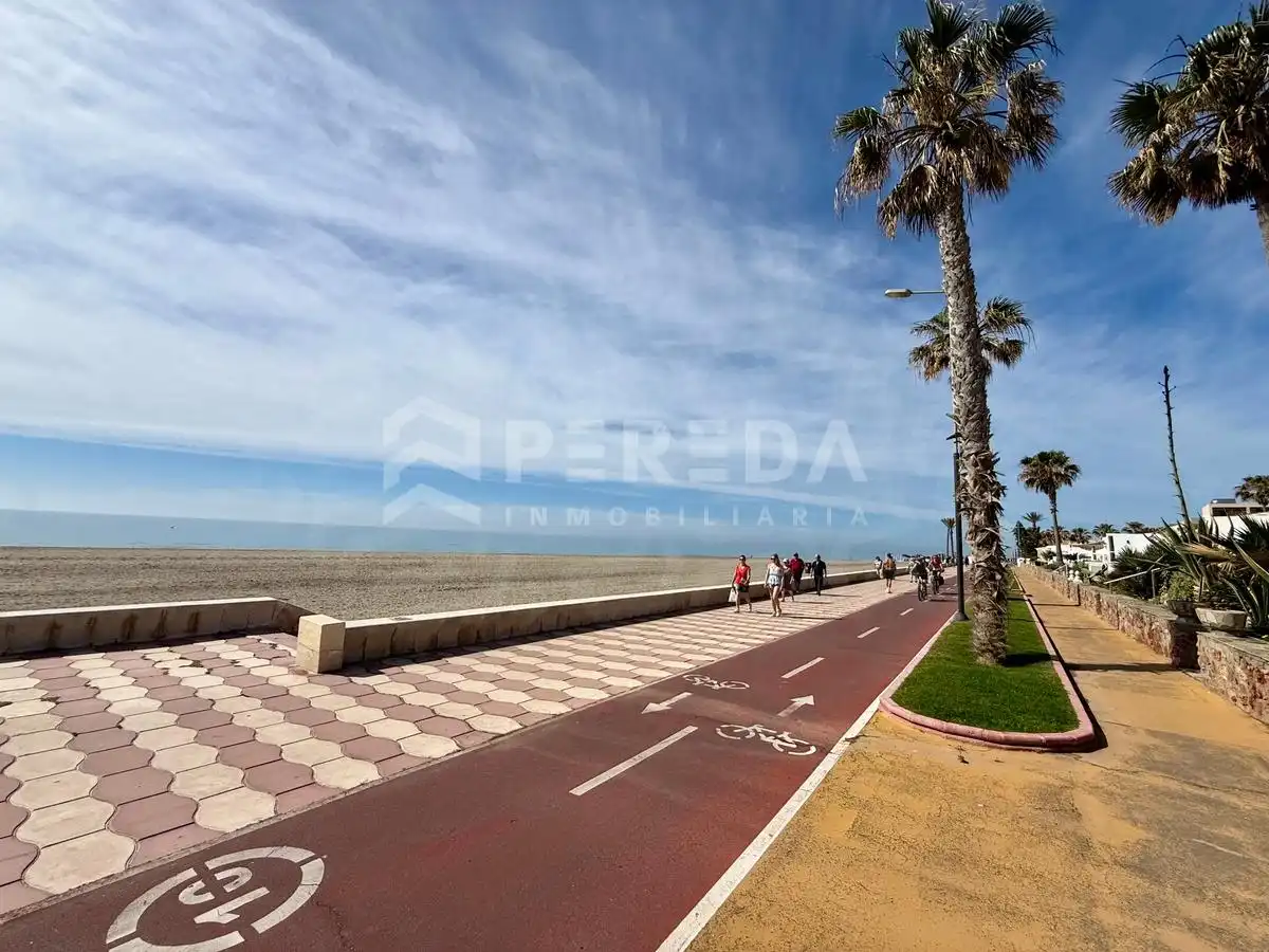 Vista exterior de Estudi en venda en Roquetas de Mar amb Jardí privat i Piscina comunitària