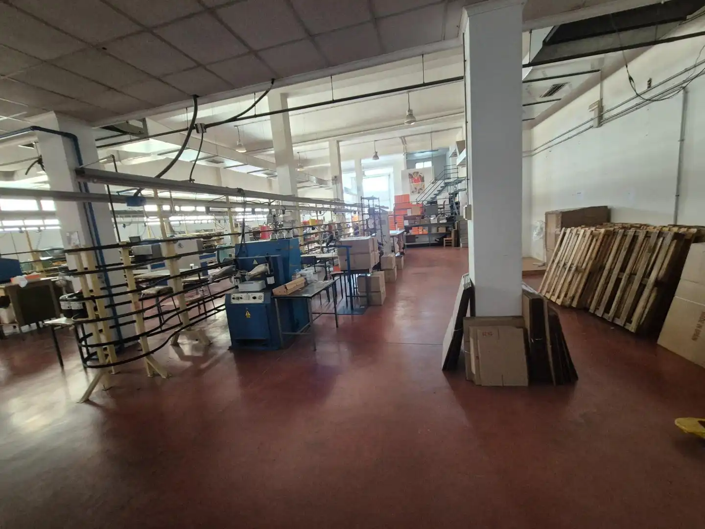 Fabrikhallen zur Miete in Elda