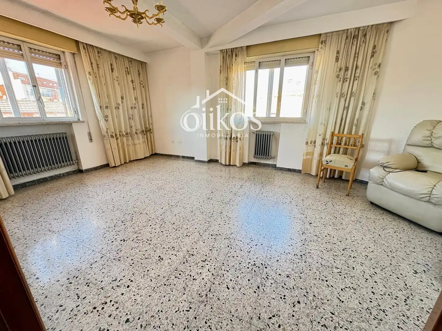 Sala de estar de Ático en venta en Salamanca con Calefacción, Terraza y Balcón