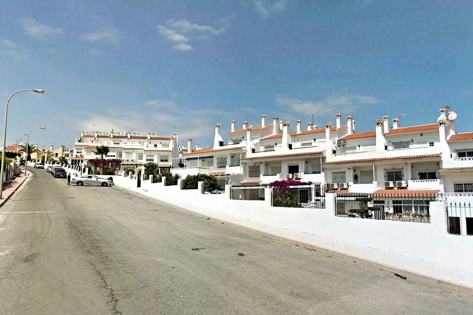 Außenansicht von Einfamilien-Reihenhaus zum Verkauf in Torrevieja mit Klimaanlage, Heizung und Terrasse