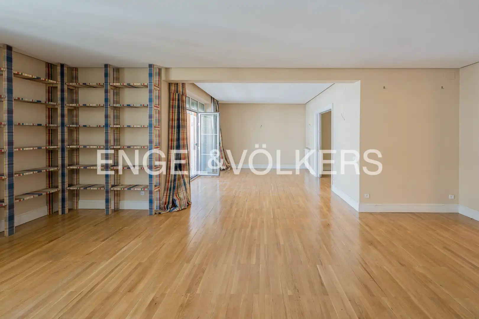 Vista exterior de Piso en venta en  Madrid Capital con Aire acondicionado, Calefacción y Trastero