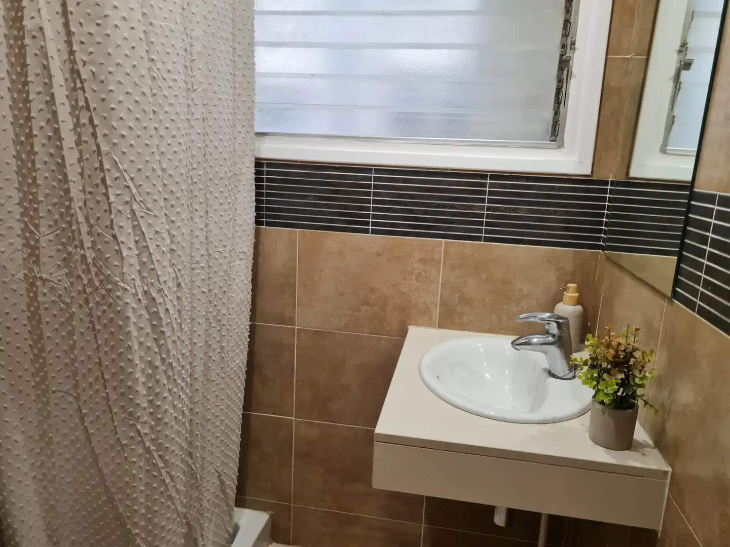 Baño de Piso de alquiler en Girona con Calefacción, Parquet y Amueblado
