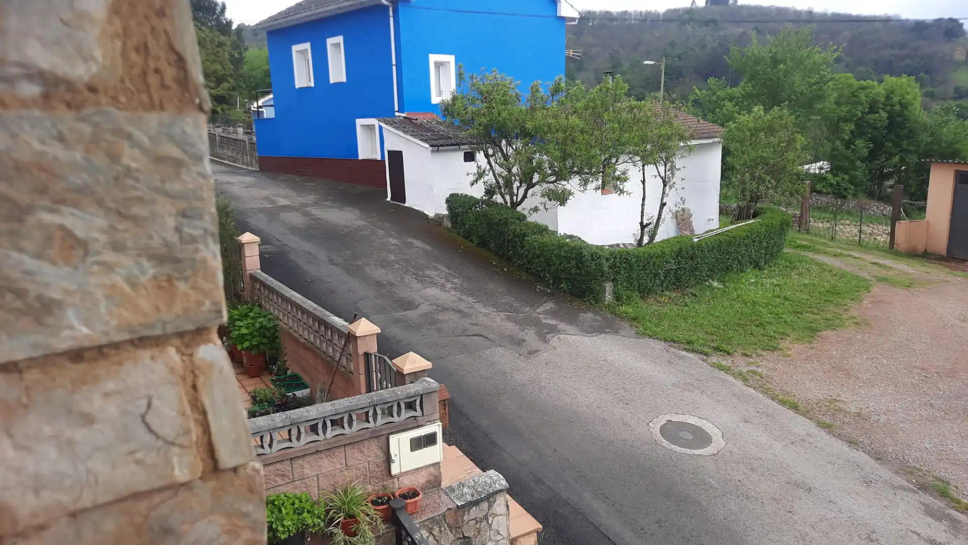 Vista exterior de Casa o xalet en venda en Las Regueras   amb Calefacció, Terrassa i Forn