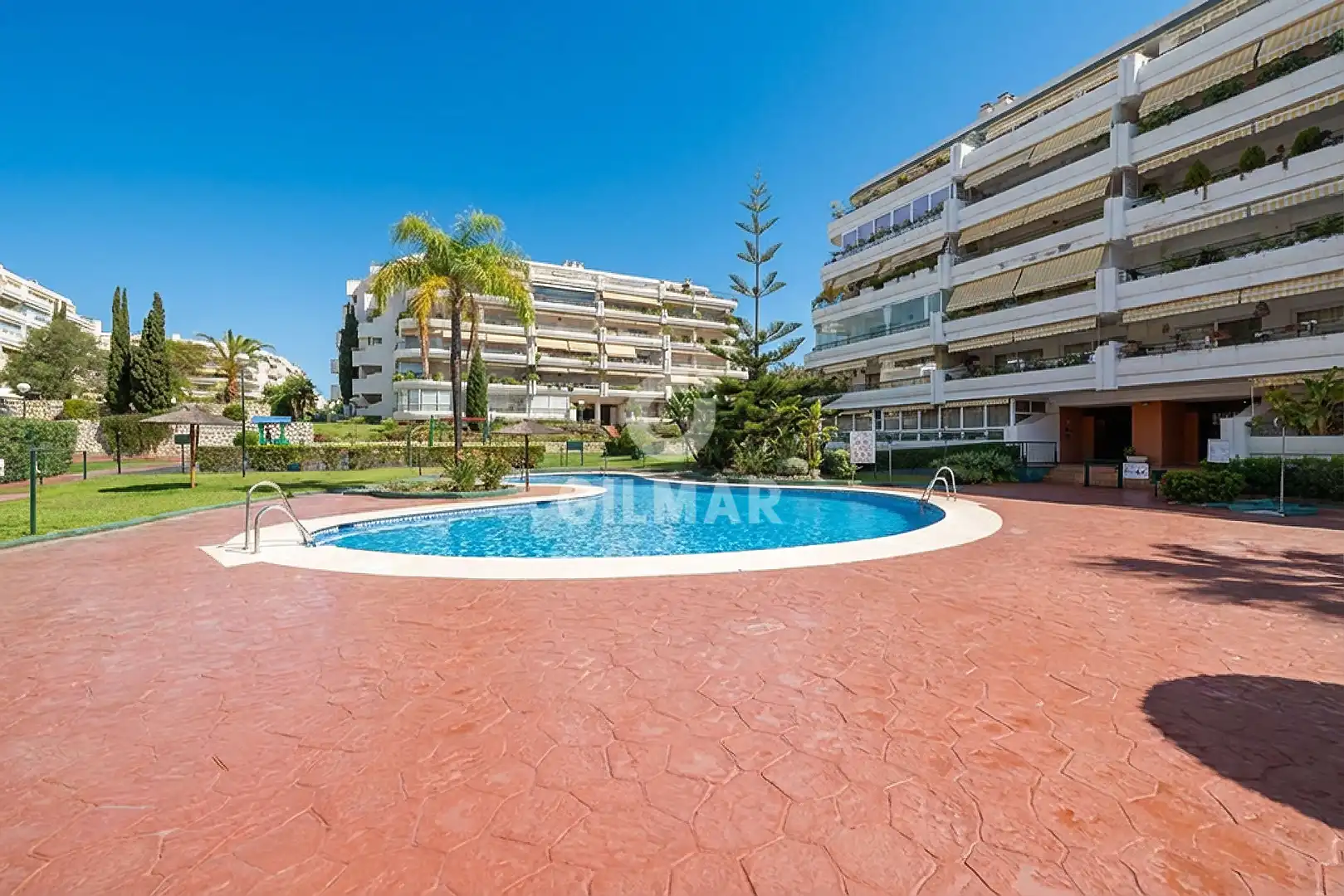 Vista exterior de Dúplex en venda en Marbella amb Piscina i Balcó