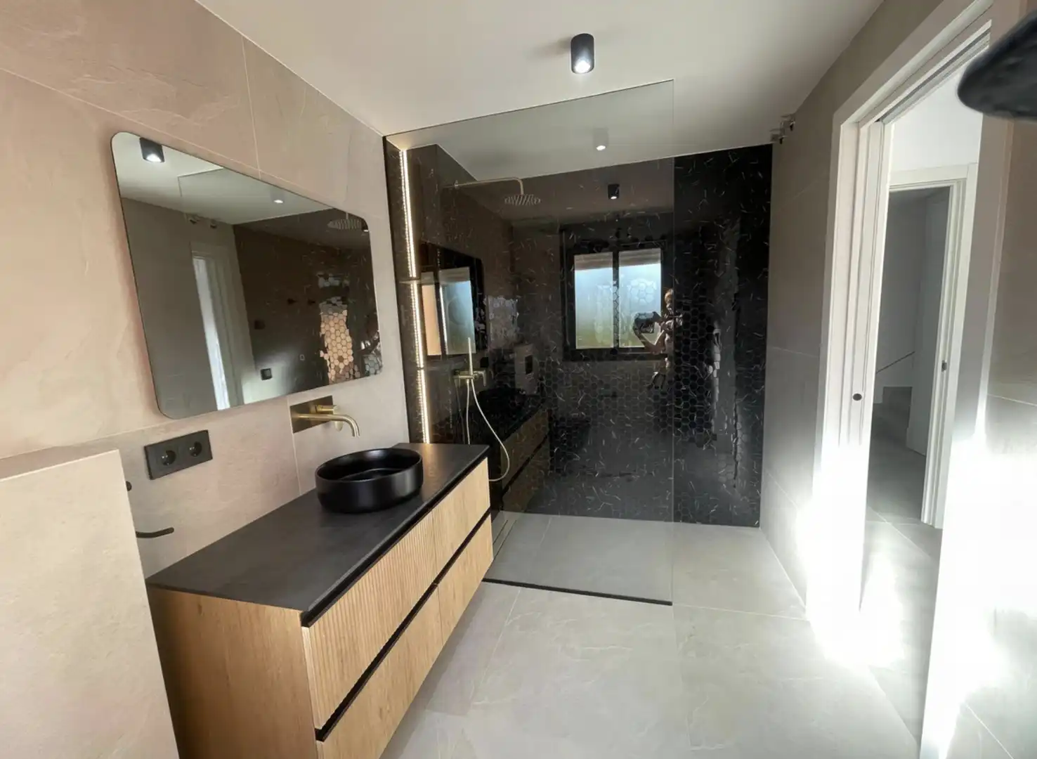 Baño de Casa adosada en venta en Benahavís con Aire acondicionado, Calefacción y Jardín privado