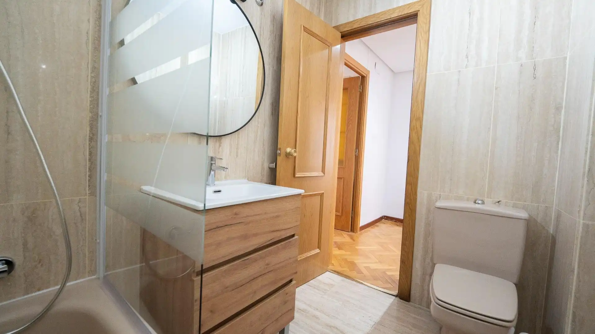 Baño de Estudio de alquiler en Madrid con Aire acondicionado, Calefacción y Parquet