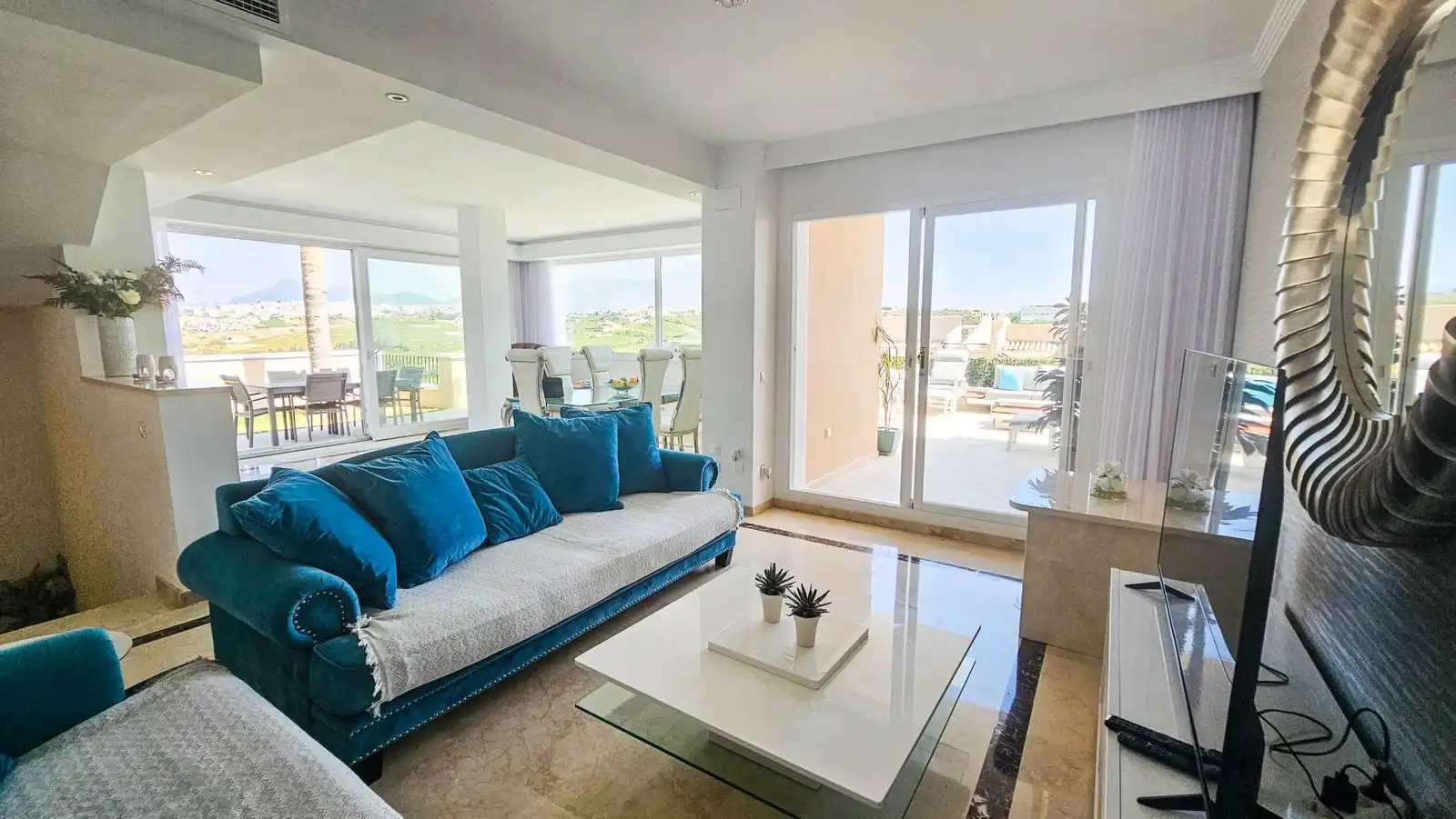 Sala de estar de Casa adosada en venta en Manilva con Aire acondicionado, Piscina y Amueblado