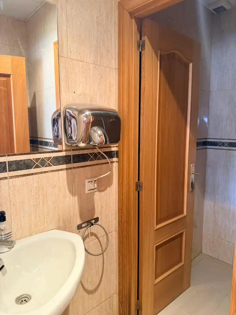 Baño de Local de alquiler en Estepona con Aire acondicionado, Parquet y Terraza