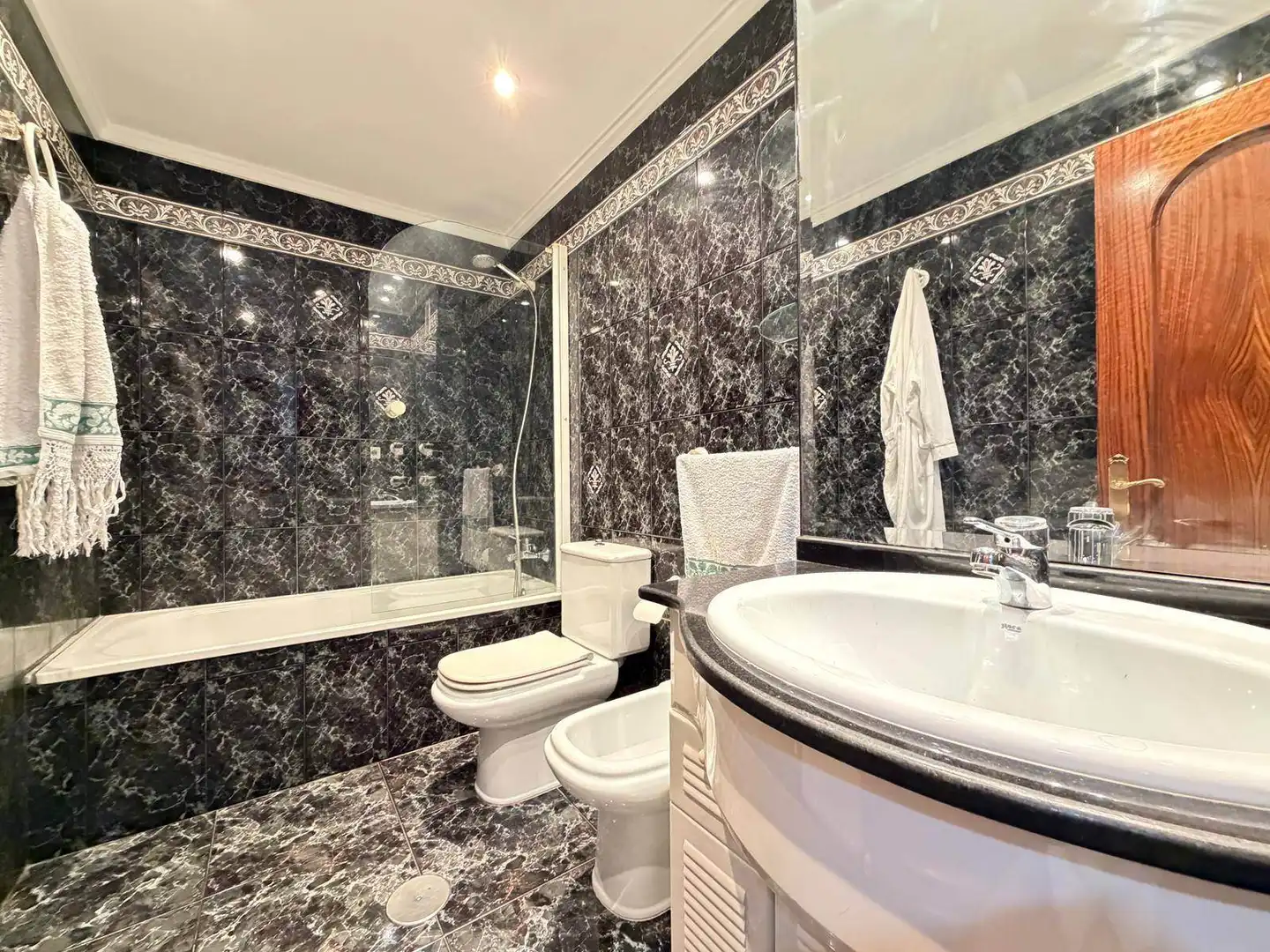 Baño de Piso en venta en Gijón  con Calefacción, Parquet y Terraza