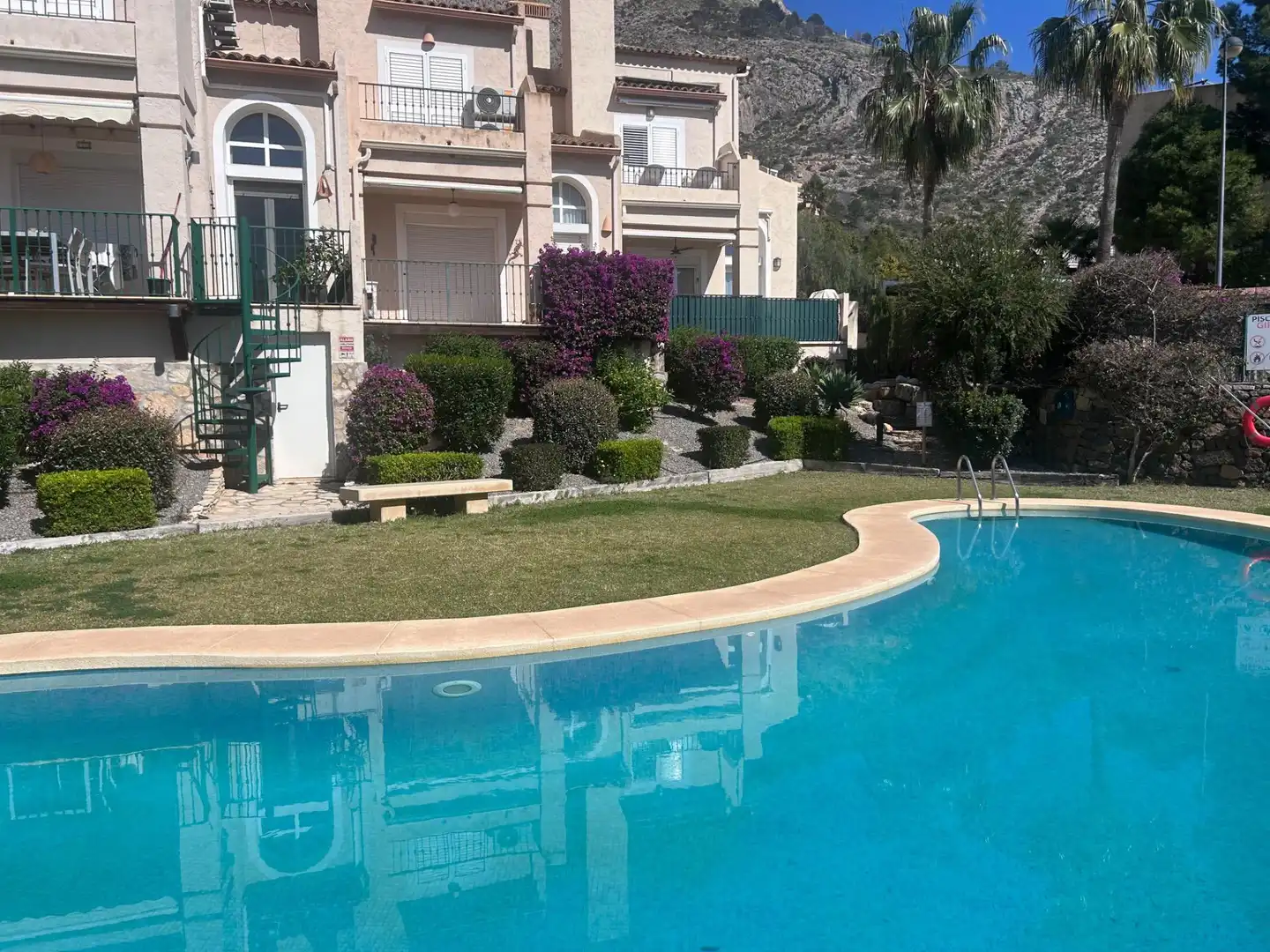 Schwimmbecken von Einfamilien-Reihenhaus zum Verkauf in Altea mit Klimaanlage, Heizung und Privatgarten