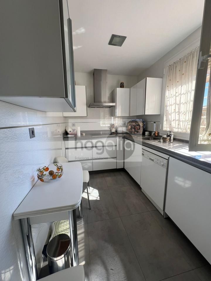 Cuina de Àtic de lloguer en  Sevilla Capital amb Aire condicionat, Terrassa i Moblat