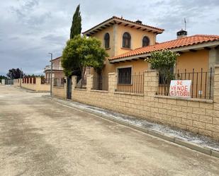 Vista exterior de Casa o xalet en venda en Husillos  amb Calefacció, Jardí privat i Parquet