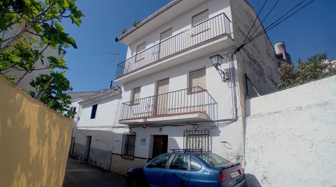 Casa adosada con mucho potencial en Alozaina