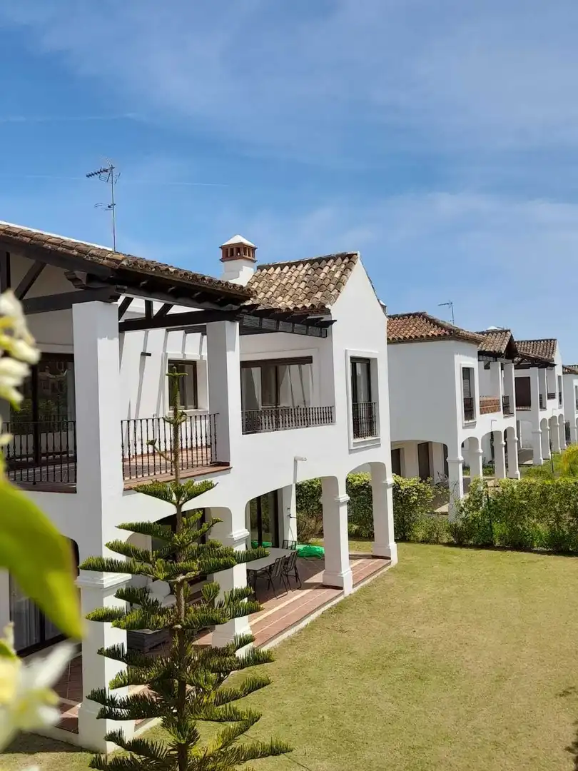 Vista exterior de Casa o chalet en venta en Estepona con Aire acondicionado, Jardín privado y Terraza