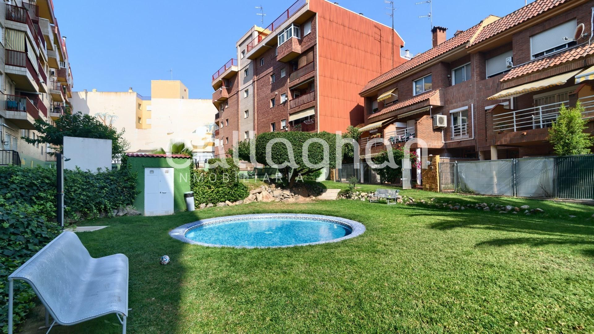 Exterior view of Single-family semi-detached for sale in Paterna  with Air Conditioner, Heating and Private garden