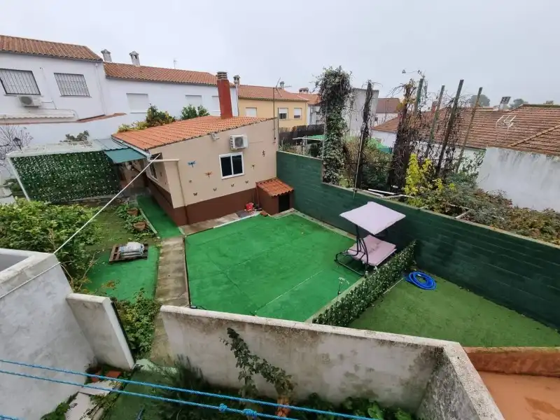 Detached house with pool for sale in Malpartida de Plasencia