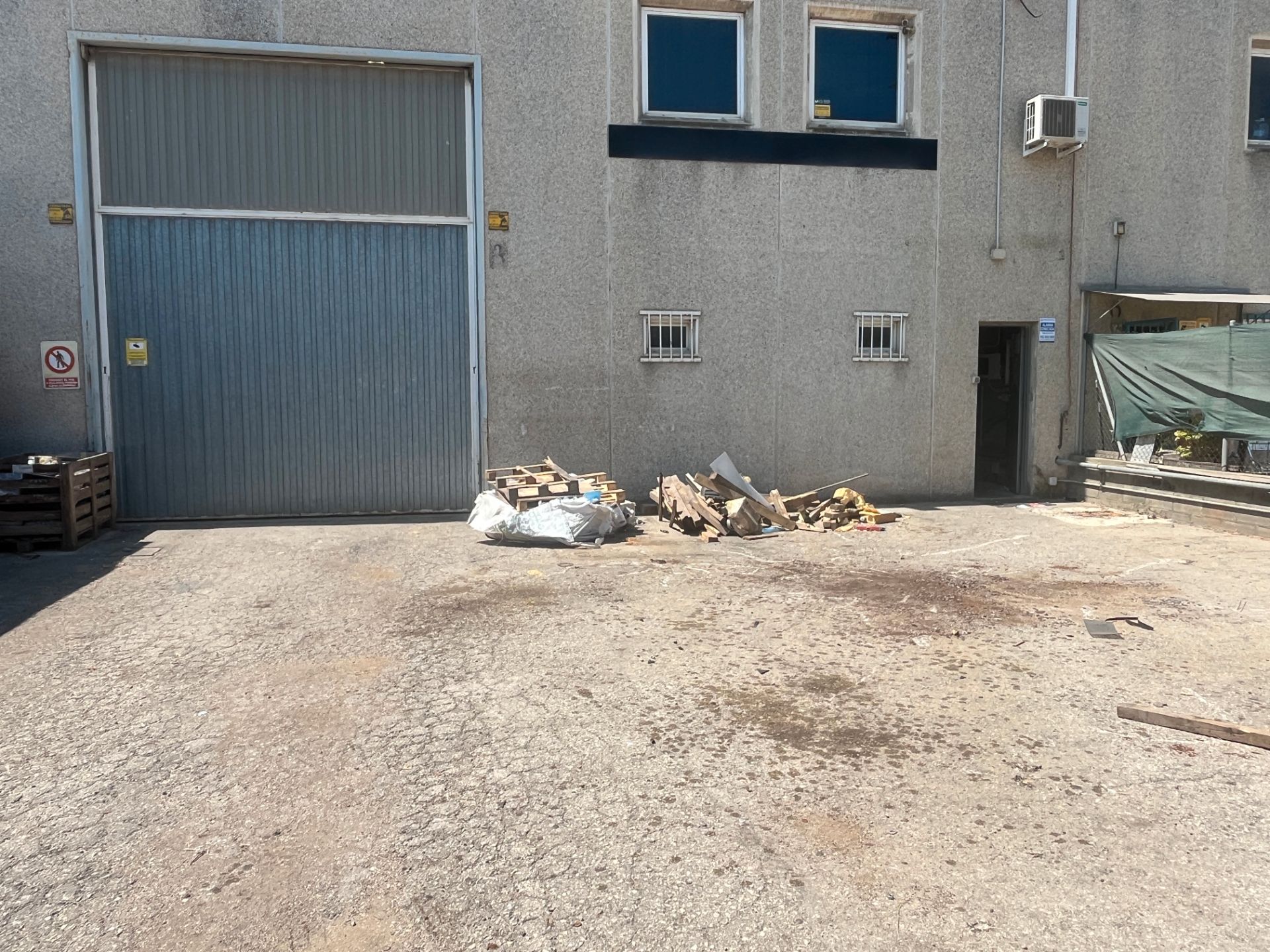 Außenansicht von Fabrikhallen miete in Molins de Rei mit Heizung und Alarm