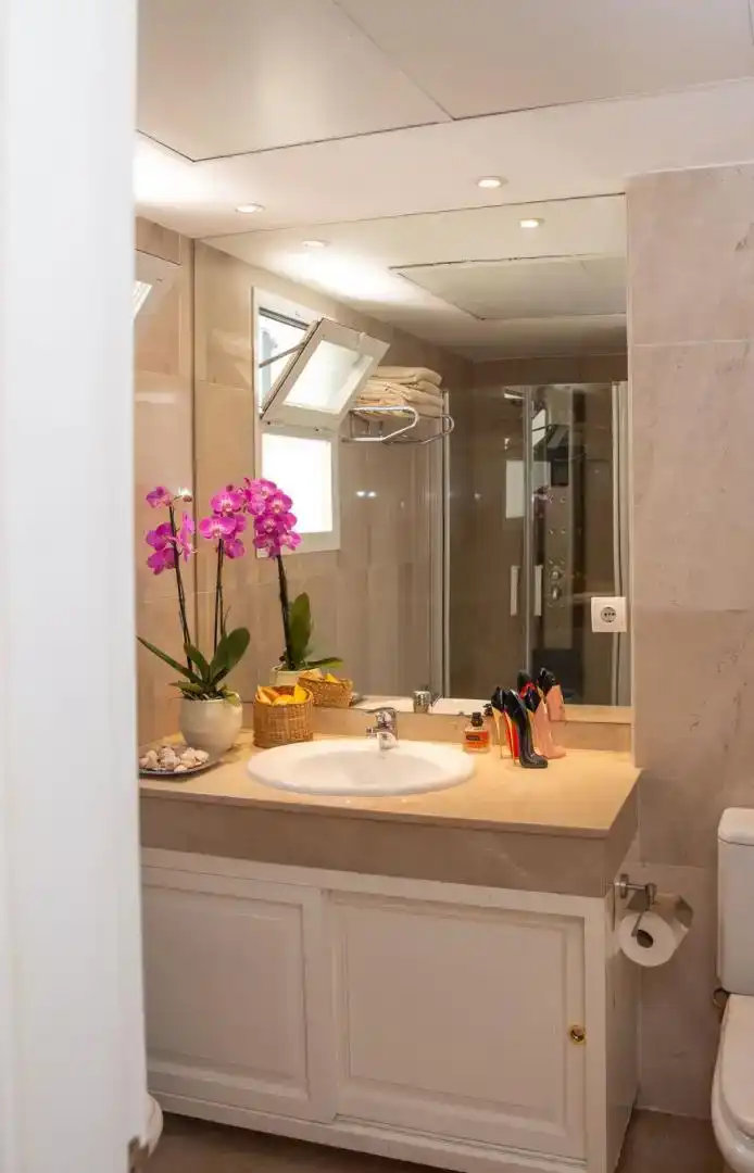 Bany de Apartament de lloguer en Marbella amb Aire condicionat, Piscina i Balcó