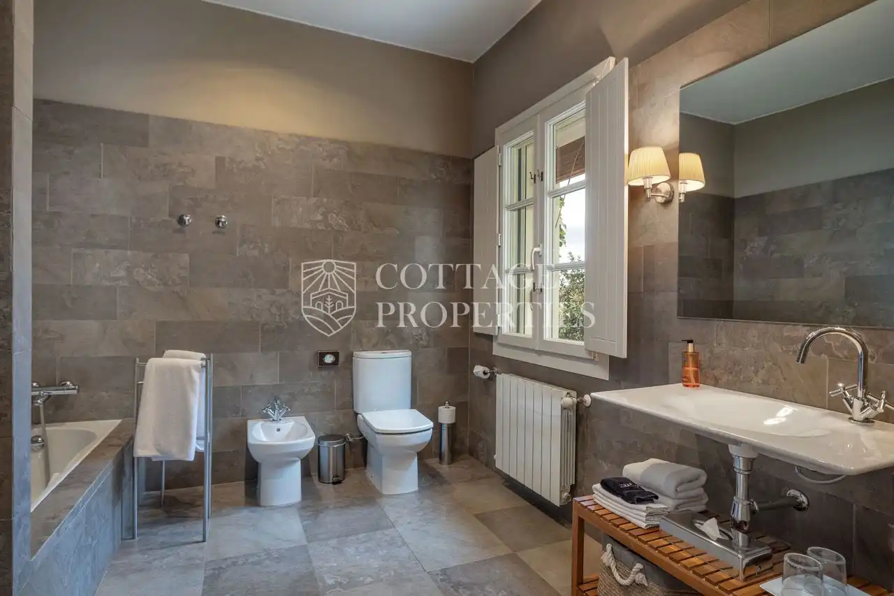 Baño de Finca rústica en venta en Torroella de Fluvià con Aire acondicionado, Jardín privado y Terraza