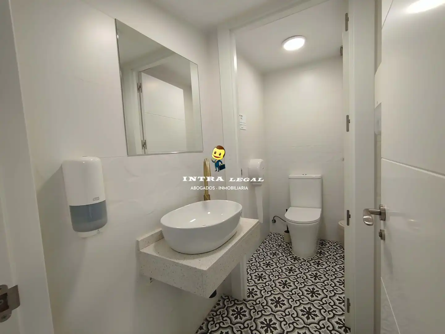 Badezimmer von Geschaftsraum zur Miete in Salamanca mit Klimaanlage, Terrasse und Möbliert