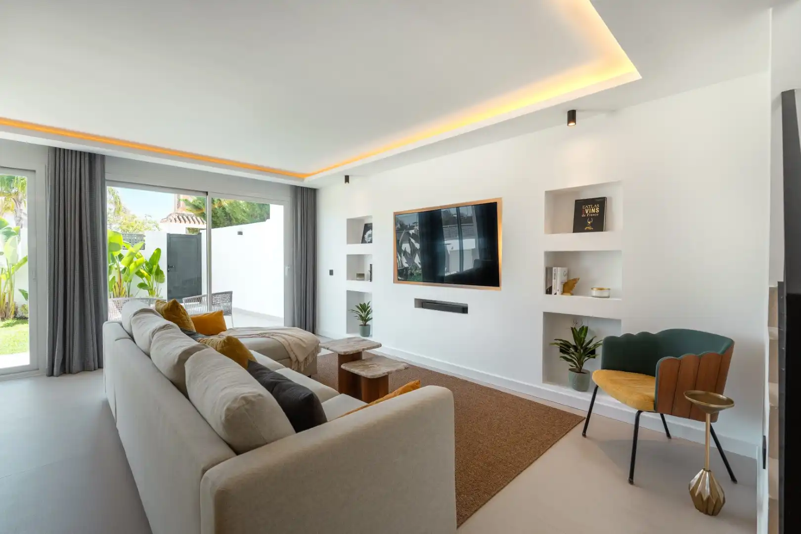 Wohnzimmer von Einfamilien-Reihenhaus zum Verkauf in Marbella mit Klimaanlage, Heizung und Privatgarten