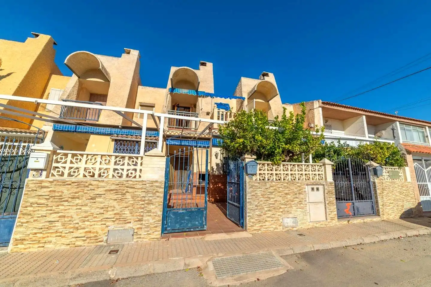 Vista exterior de Casa o chalet en venta en San Pedro del Pinatar con Aire acondicionado, Jardín privado y Terraza