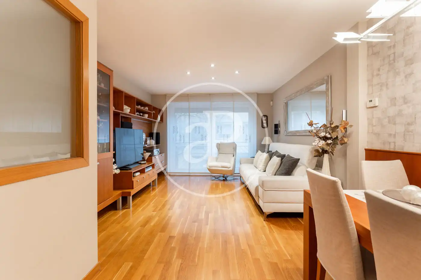 Wohnzimmer von Einfamilien-Reihenhaus zum Verkauf in Sabadell mit Klimaanlage, Heizung und Terrasse