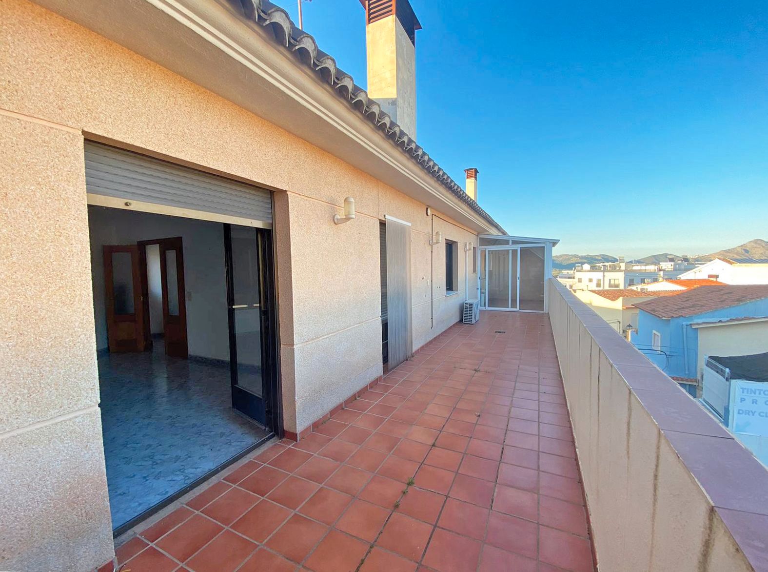Außenansicht von Dachboden zum verkauf in Orba mit Terrasse und Balkon