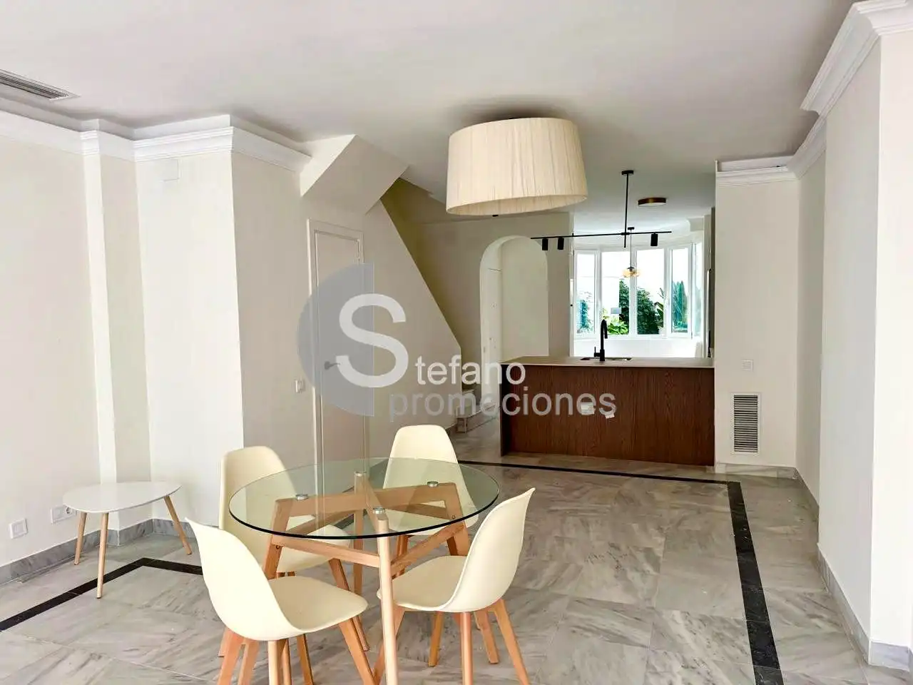 Menjador de Planta baixa en venda en Marbella amb Aire condicionat, Jardí privat i Terrassa