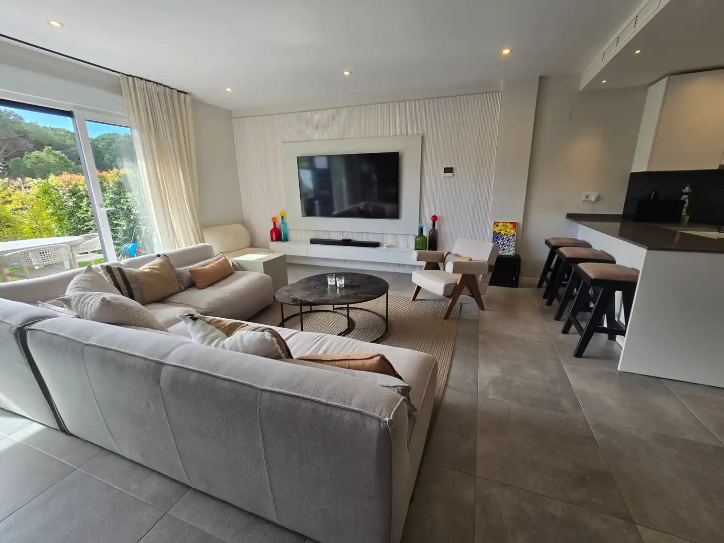 Sala d'estar de Casa adosada en venda en Mijas amb Aire condicionat, Jardí privat i Terrassa
