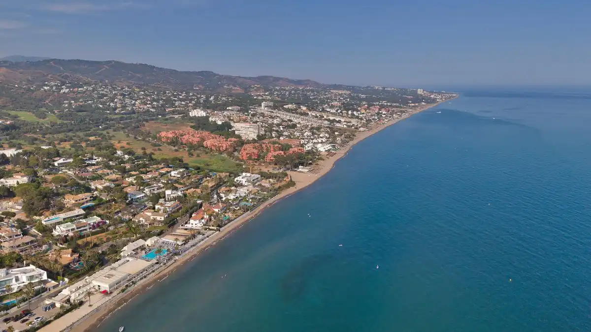 Vista exterior de Casa o xalet en venda en Marbella amb Aire condicionat, Calefacció i Jardí privat