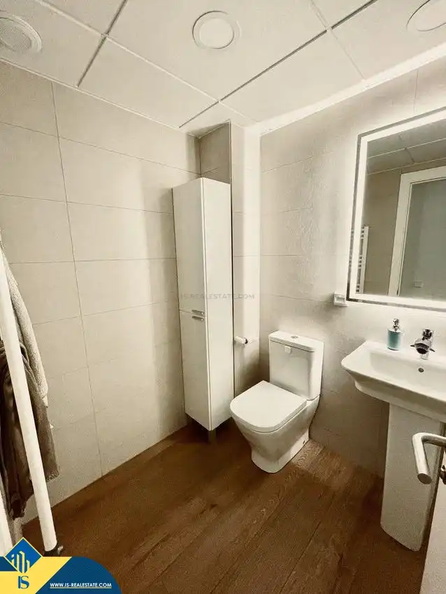 Baño de Piso en venta en Alicante / Alacant con Terraza, Amueblado y Piscina comunitaria