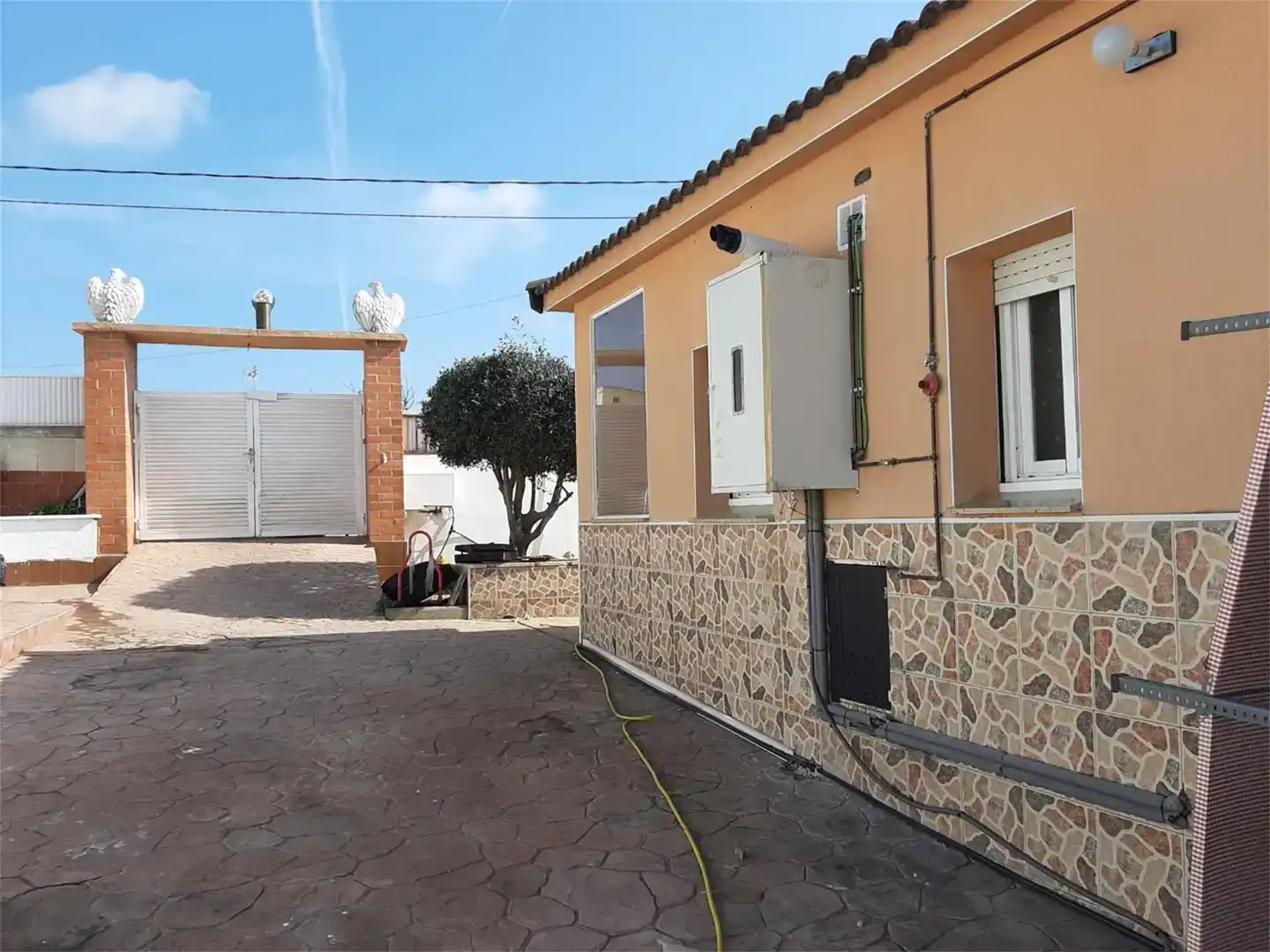Vista exterior de Casa o xalet en venda en La Bisbal del Penedès amb Aire condicionat i Piscina