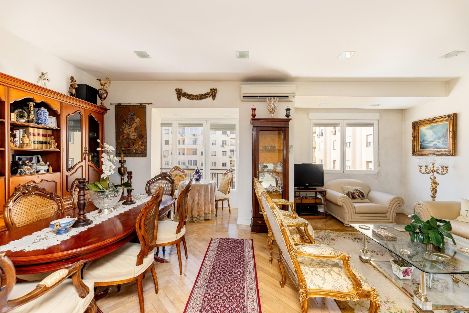 Living room of Flat for sale in  Madrid Capital  with Air Conditioner, Parquet flooring and Terrace