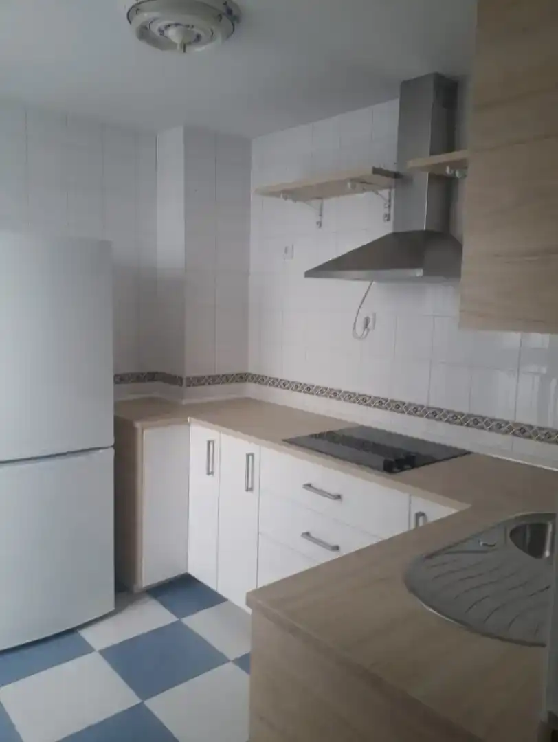 Cuina de Pis en venda en Sevilla amb Aire condicionat, Jardí privat i Moblat