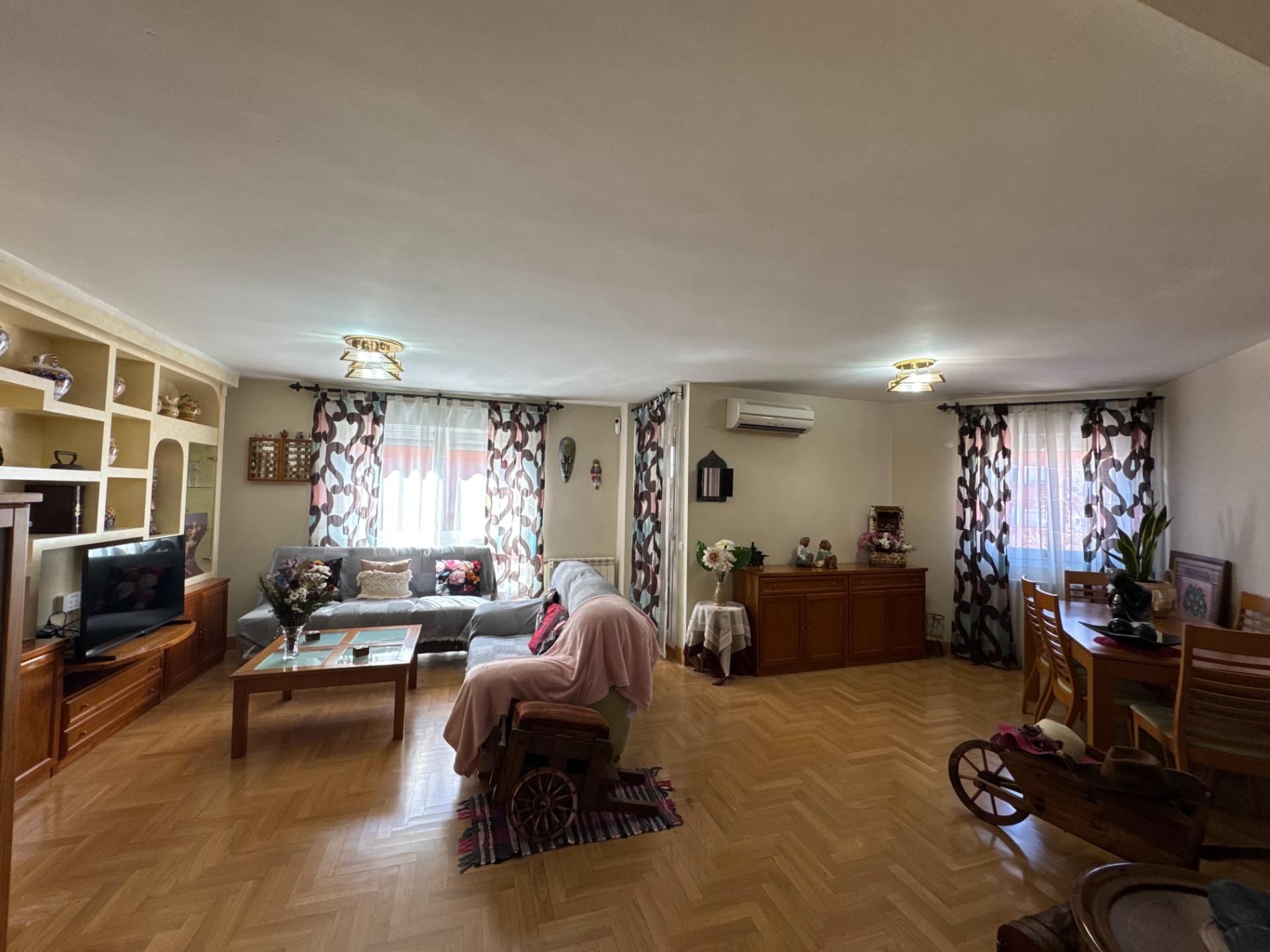 Living room of Flat for sale in Getafe  with Air Conditioner, Heating and Parquet flooring