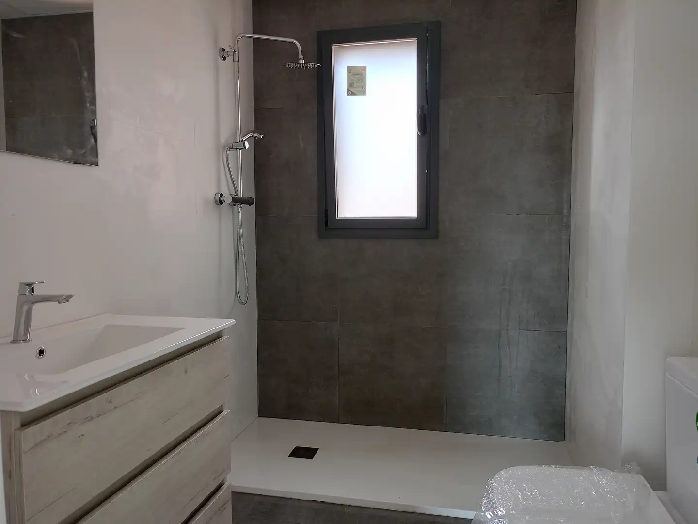 Bathroom of Flat for sale in Parets del Vallès  with Air Conditioner, Heating and Oven