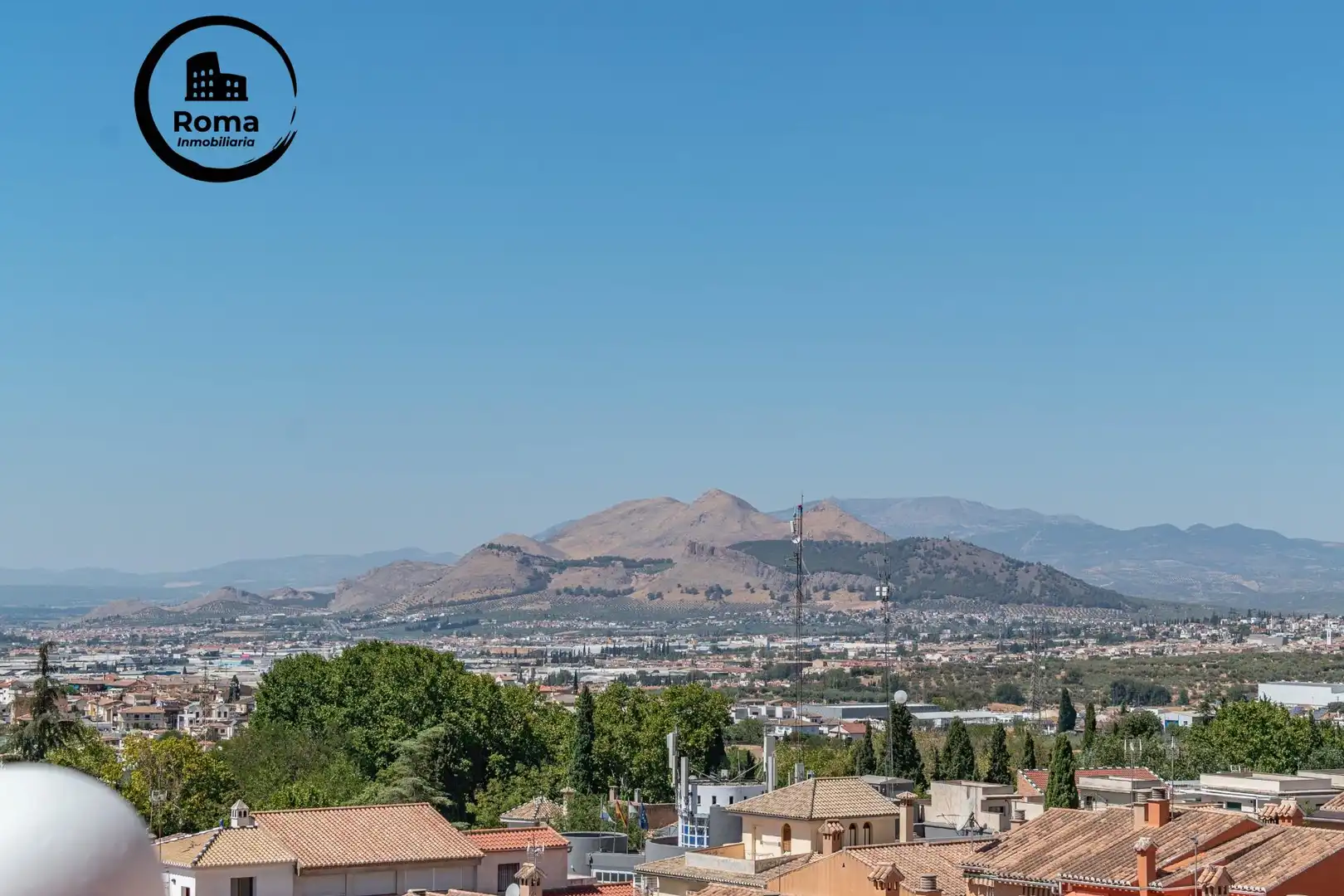 Casa aparellada amb terrassa en venda a Jun