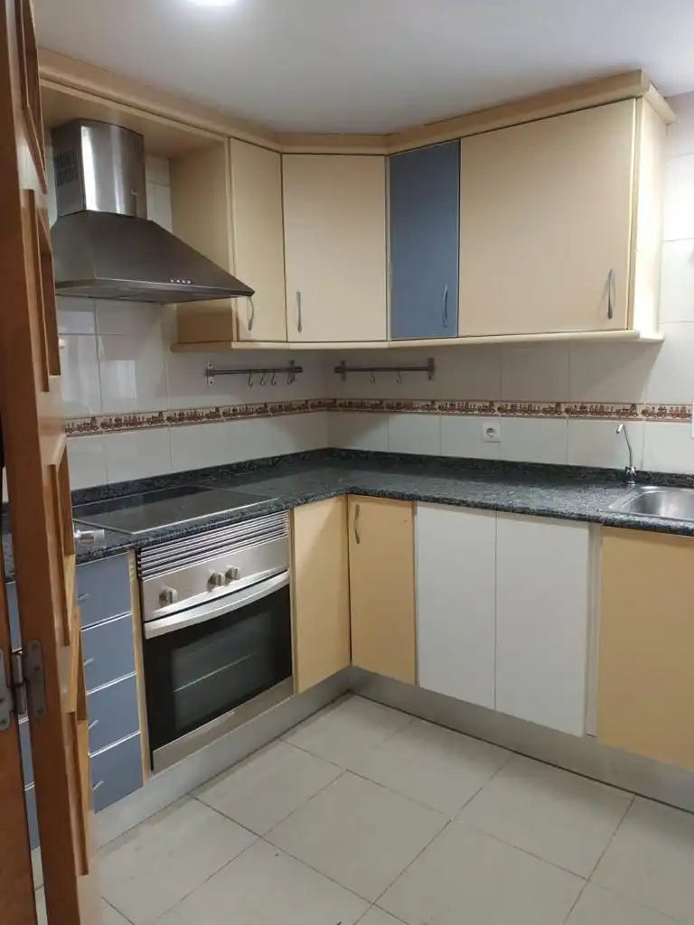 Flat for rent in Carrer de Pere Cabanes, 56, Torrefiel