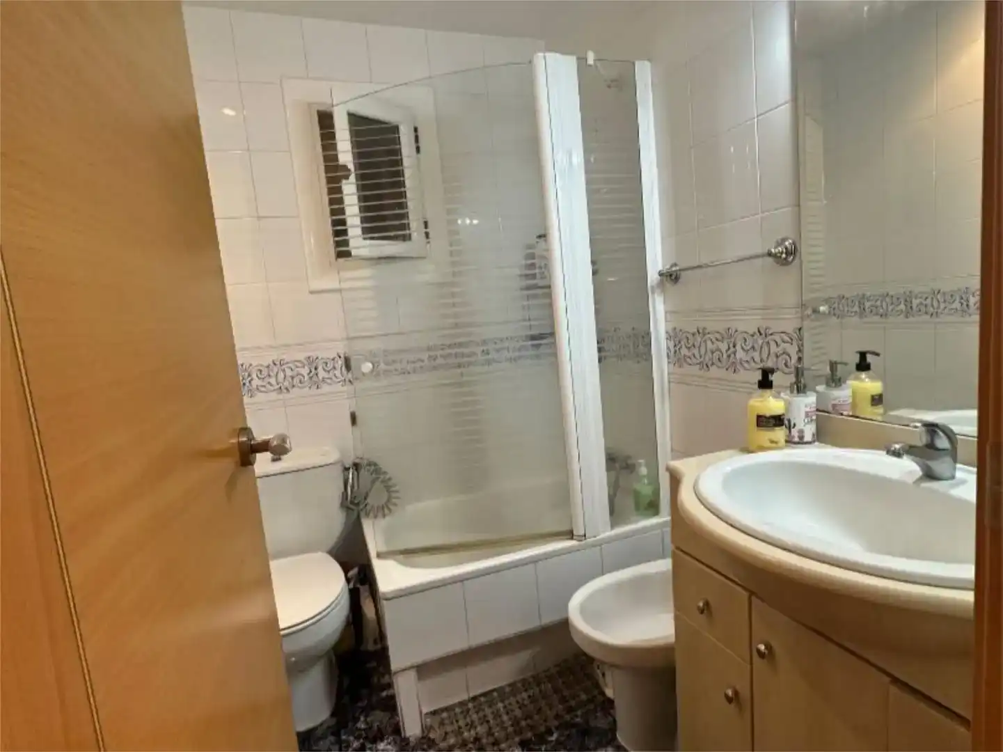 Bathroom of Flat for share in Centre