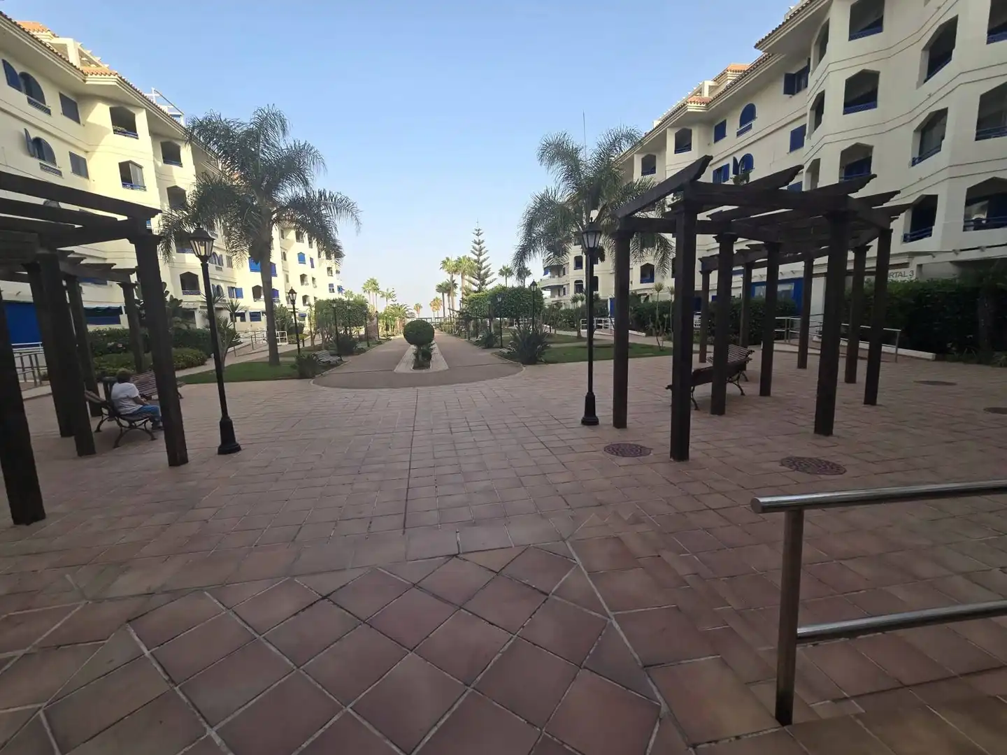 Terrasse von Erdgeschoss zum Verkauf in Manilva mit Klimaanlage, Terrasse und Möbliert