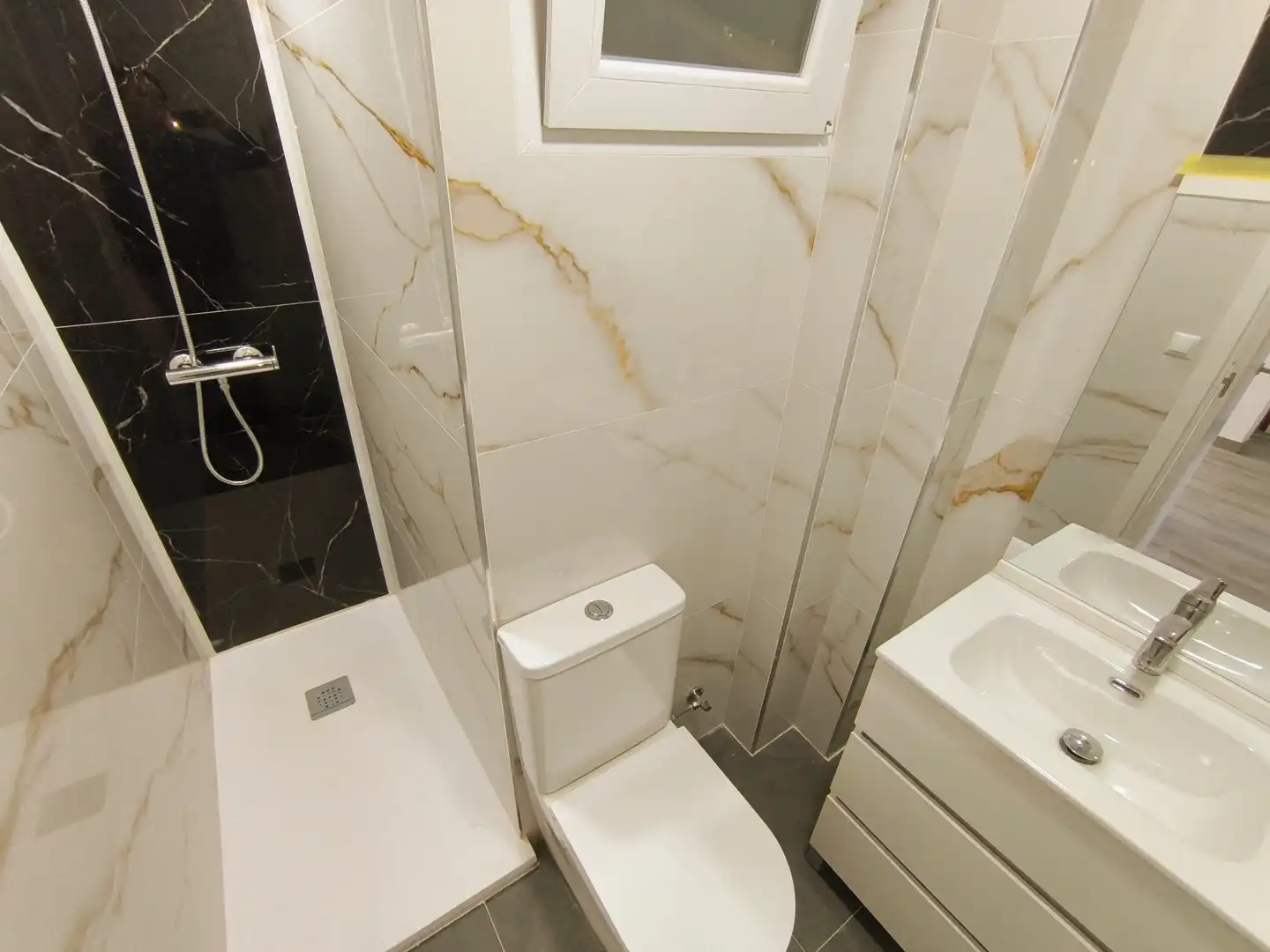 Bathroom of Flat for sale in Palencia  with Air Conditioner, Heating and Parquet flooring