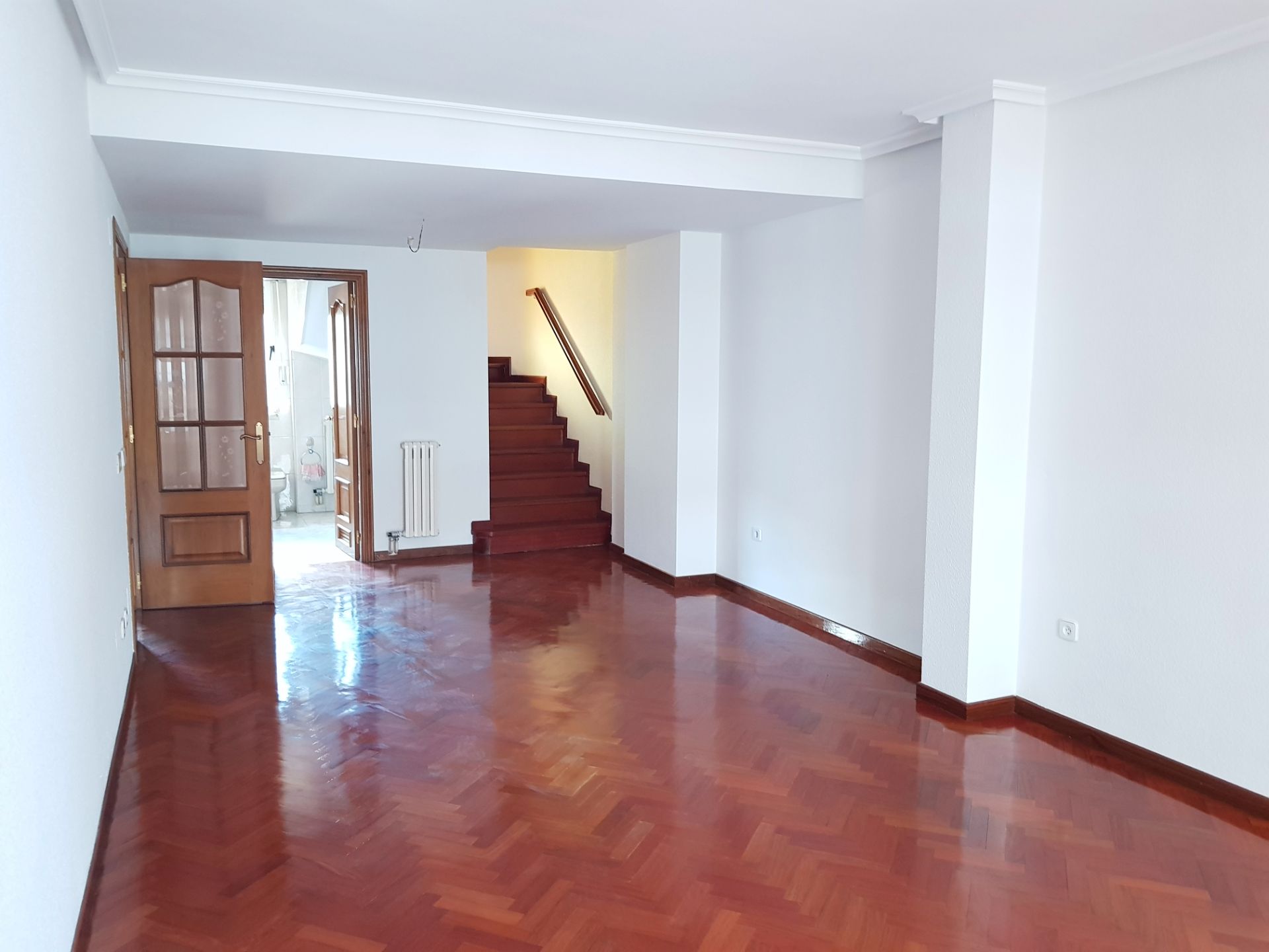 Sala d'estar de Dúplex en venda en León Capital  amb Calefacció, Parquet i Terrassa
