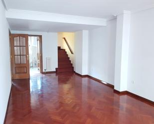 Sala d'estar de Dúplex en venda en León Capital  amb Calefacció, Parquet i Terrassa