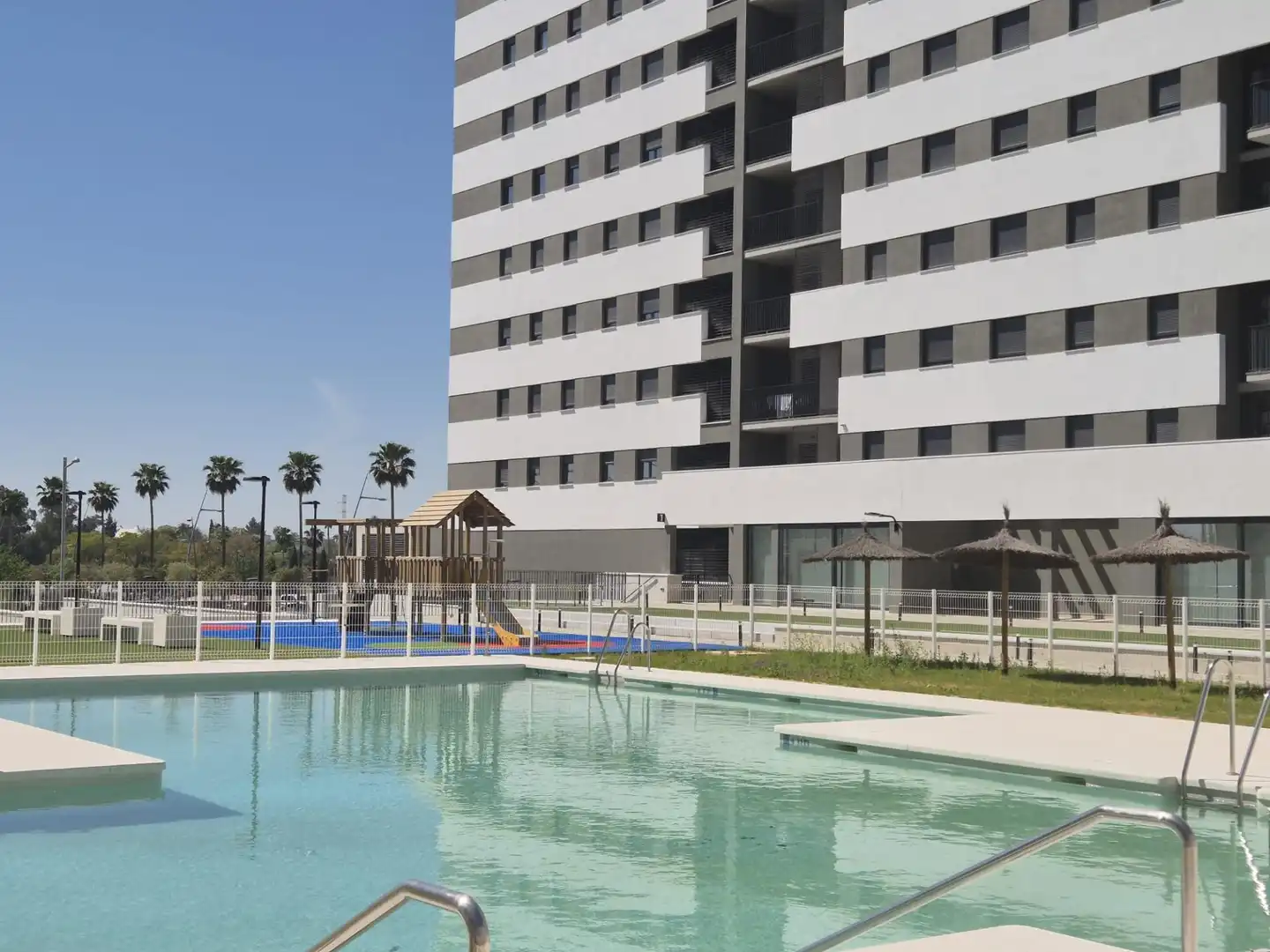 Schwimmbecken von Wohnung zur Miete in Dos Hermanas mit Klimaanlage, Heizung und Terrasse