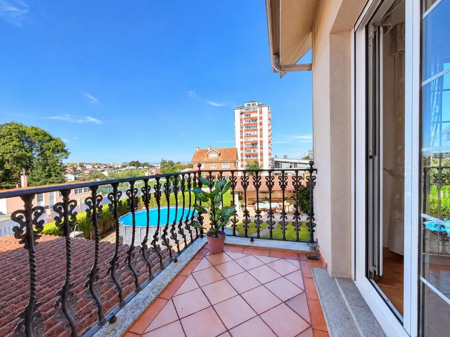 Terrassa de Casa o xalet en venda en Oleiros amb Calefacció, Jardí privat i Terrassa