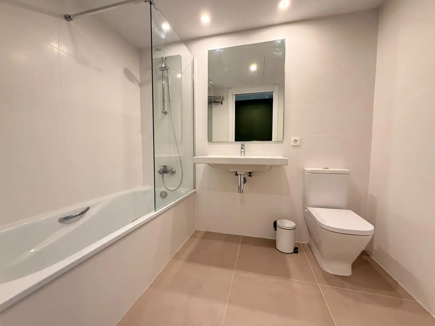 Baño de Piso de alquiler en El Masnou con Aire acondicionado, Calefacción y Terraza
